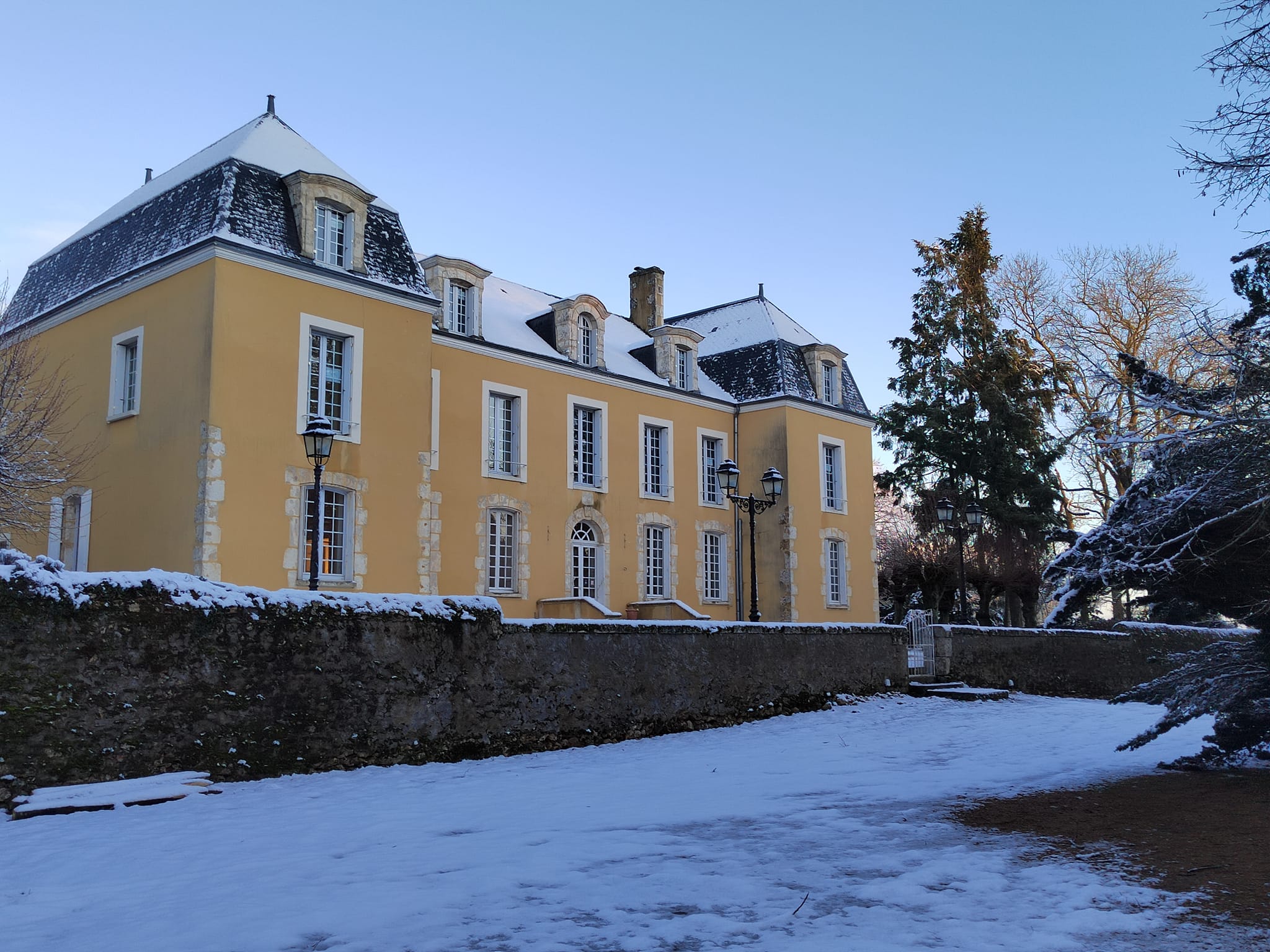 Hostellerie du Bois Guibert (28), le Château sous la neige - Notre Chateau entre Chateaudun et Chartres vous accueille pour une nuit, un séjour, un week-end avec ses 19 Chambres Luxe & Confort à votre disposition. Notre domaine est situé à Bonneval en Eure et Loir.