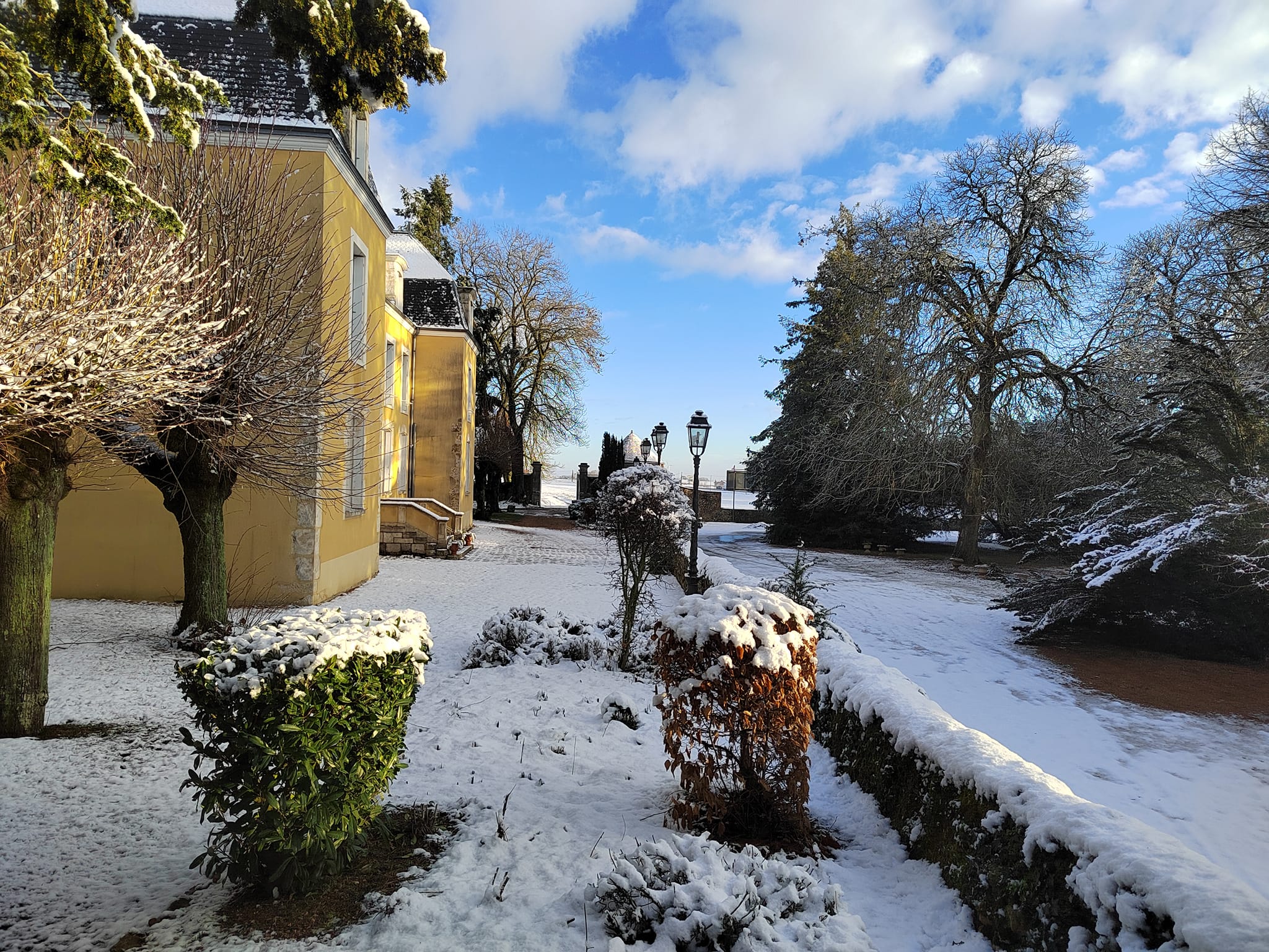 Hostellerie du Bois Guibert (28), les jardins du Château sous la neige - Notre Chateau entre Chateaudun et Chartres vous accueille pour une nuit, un séjour, un week-end avec ses 19 Chambres Luxe & Confort à votre disposition. Notre domaine est situé à Bonneval en Eure et Loir.