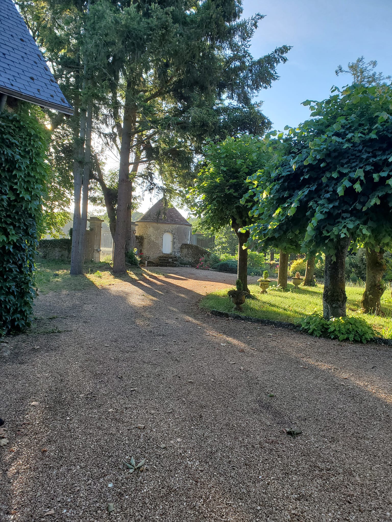 Découvrez un hôtel historique et ses jardins en Eure et Loir - Passez un séjour inoubliable grâce à nos 19 Chambres Luxe & Confort. Le Chateau est situé à Bonneval entre Chateaudun et Chartres en Eure et Loir.