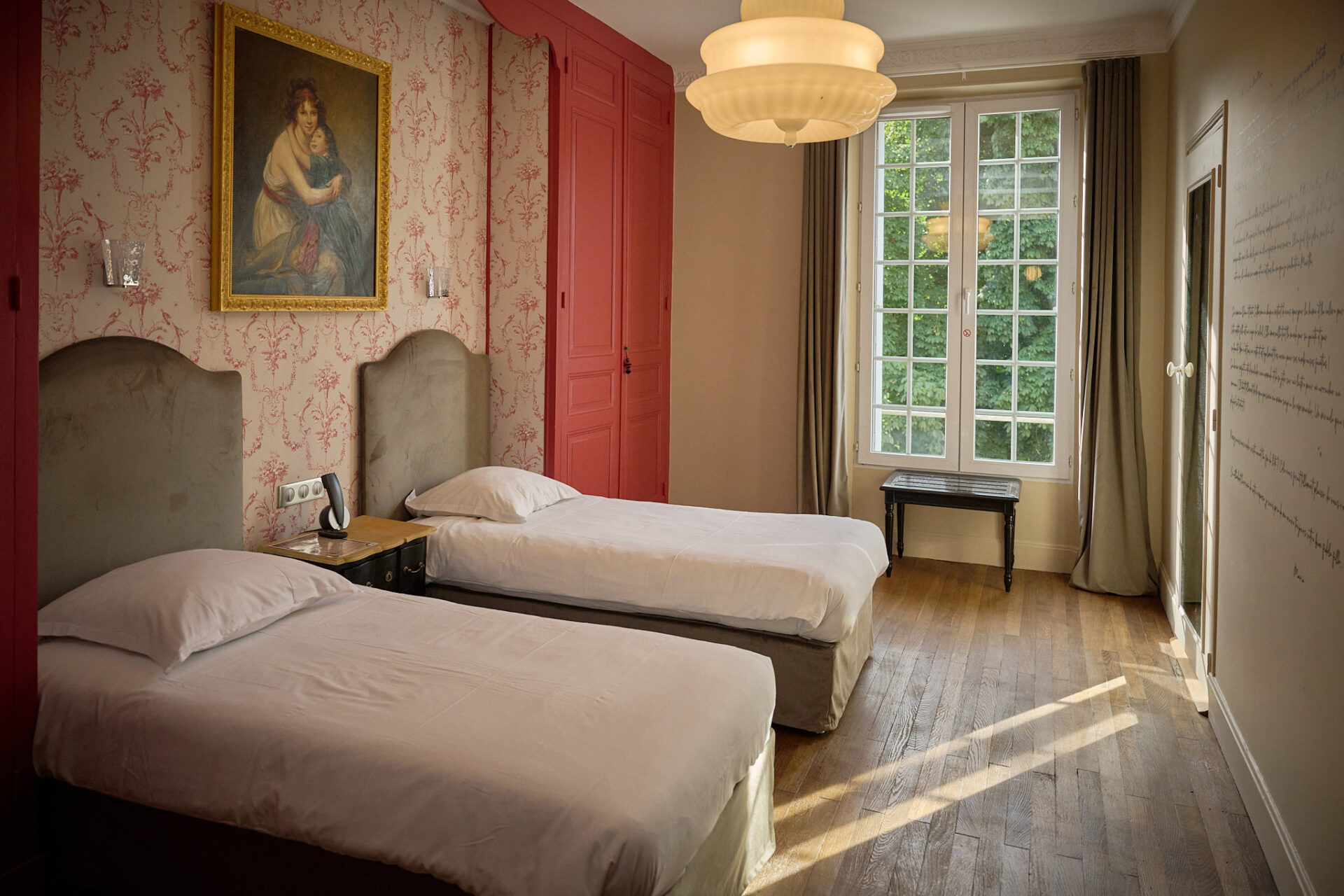 A la recherche d'un gite, d'une auberge, d'un hotel, l'hostellerie du château du Bois Guibert vous accueille. De nombreux chapitres se sont inscris à travers nos murs...entre histoire et modernité. Découvrez le Chapitre 1 - Chambre luxe & confort !